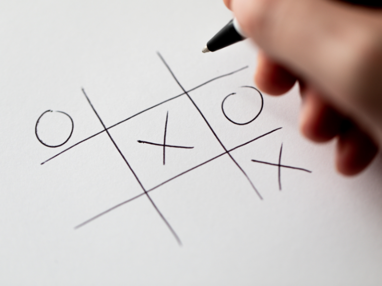 Le morpion d&rsquo;algèbre (Tic-tac-toe)