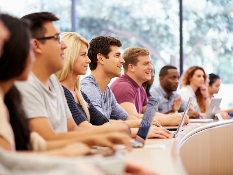 DROIT AU BUT: Apprendre, engager et motiver au niveau universitaire